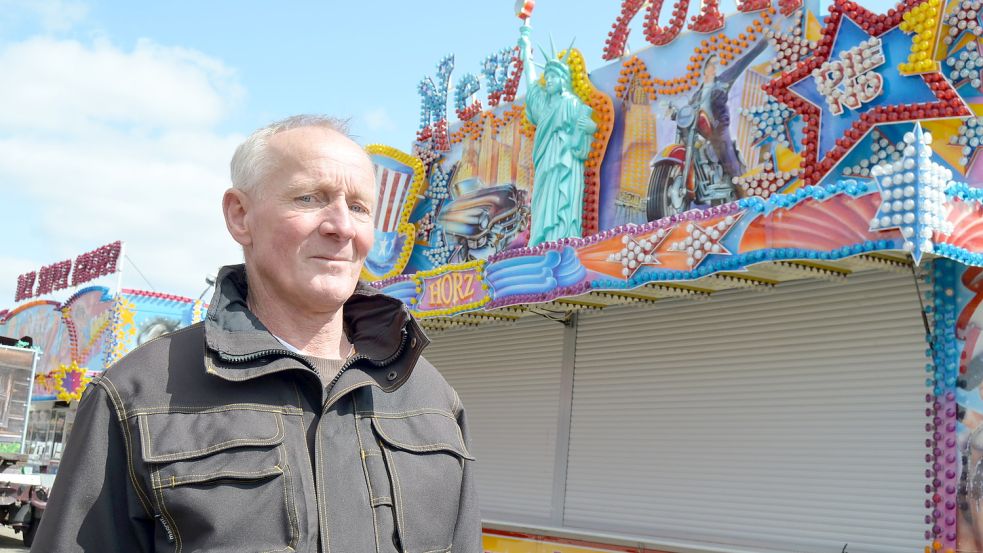 Georg Horz stammt aus einer Schaustellerfamilie aus Großefehn. Er bietet auf dem Fehntjer Markt Dosenwerfen an. Foto: Fertig