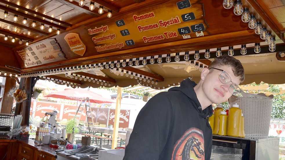 Der junge Mann heißt Jonny und steht in Alberts Wurstbude auf dem Fehntjer Markt. Foto: Fertig