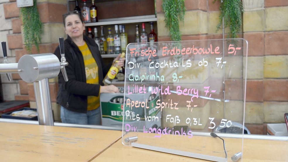 Gitta Langenscheidt steht hinter der Theke im La Piazza. Das überdachte Bistro mit Sitzplätzen ist erstmals auf dem Fehntjer Markt und steht neben der neuen Kulturbühne. Es bietet auch Außensitzplätze. Foto: Fertig