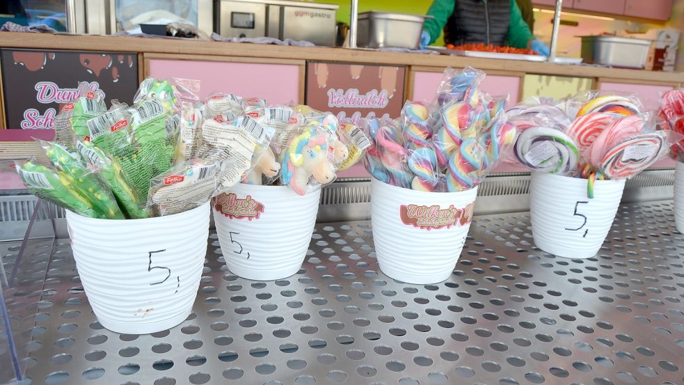 Bunte Riesenlollys gibt es auf dem Fehntjer Frühjahrsmarkt. Foto: Fertig