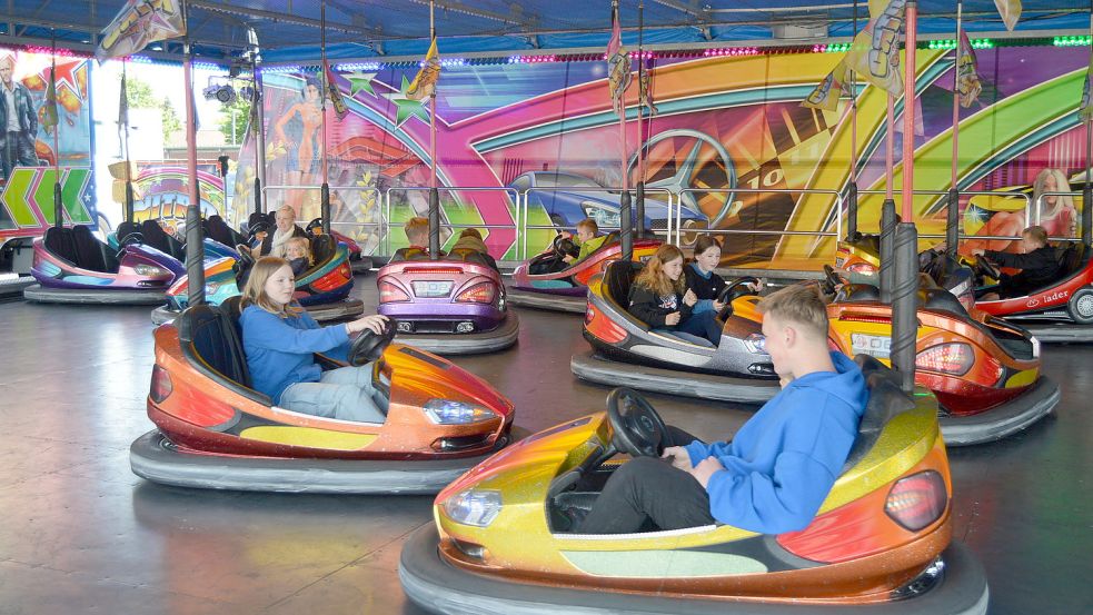 Der Autoscouter gehört zu den Klassikern auf Jahrmärkten. In Rhauderfehn steht eine nagelneue Anlage und die ersten Fahrgäste haben Spaß. Foto: Weers