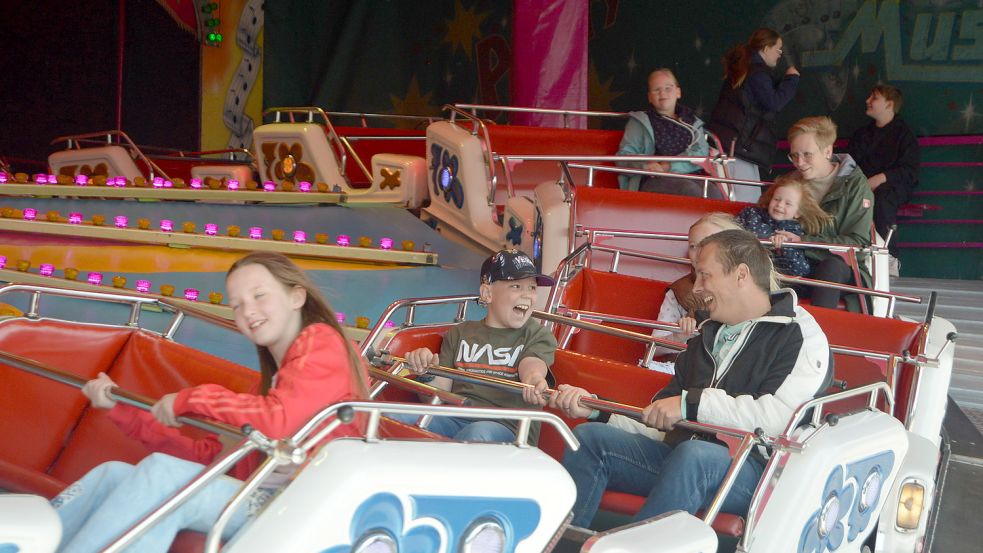 Der Fehntjer Frühjahrsmarkt hat begonnen: Es gibt jede Menge Fahrgeschäfte und Verkaufsstände aller Art. Foto: Weers