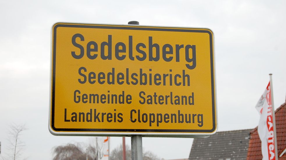 In Sedelsberg müssen die Verkehrsteilnehmenden ab Montag eine Umleitung fahren. Die Koloniestraße wird samt Radweg vom Landkreis Cloppenburg saniert. Die Straße, die zugleich die Kreisstraße 297 ist, wird während der Bauarbeiten bis Anfang Juni voll gesperrt. Foto: Fertig