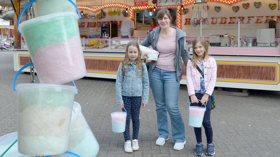 Annchristin Reemts (von links), Martina und Sophie Kruse, gut ausgerüstet mit bunter Zuckerwatte und Berlinern.