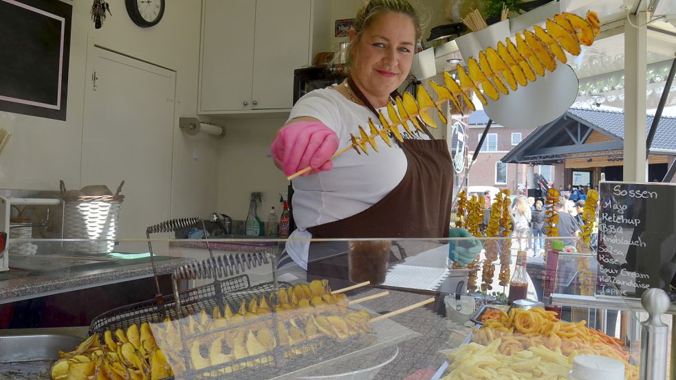 Schaustellerin Manuela Meyer aus Großefehn frittiert Kartoffeltwister auf dem Fehntjer Markt.