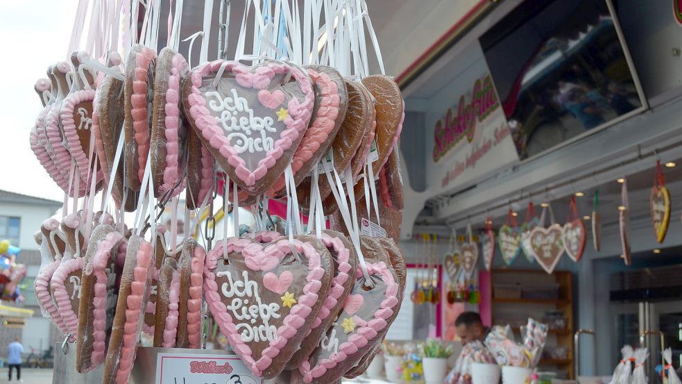 Ein Liebesschwur auf dem Lebkuchenherz - auch das gibt es natürlich beim Fehntjer Markt zu kaufen.