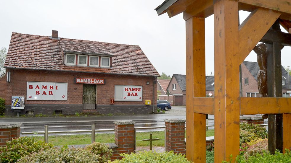 Die zentrale Kreuzung in Wittensand ist bestimmt von der Bambi-Bar auf der einen Straßenseite und dem Wegekreuz auf der gegenüberliegenden. Doch das Backsteingebäude, in dem sich auch schon Kneipe, Krämer und Dorfschule befanden, trägt nur noch den Namen seiner jüngsten Funktion: Das Nachtlokal ist seit September 2021 dicht. Fotos: Fertig