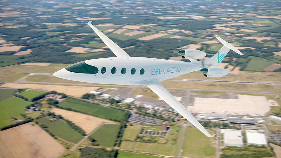 Das Elektroflugzeug „Eviation Alice“ hoch über dem Flughafen Münster/Osnabrück: Noch ist das nur eine Computeranimation, doch in einigen Jahren soll der Traum vom klimaneutralen Fliegen zumindest im Regionalflugverkehr Realität werden. Foto: Evia Aero