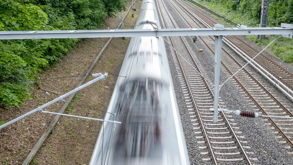 Auf der Bahnstrecke zwischen Hamburg und Berlin müssen ICE-Züge umgeleitet werden. Foto: imago images/Seeliger