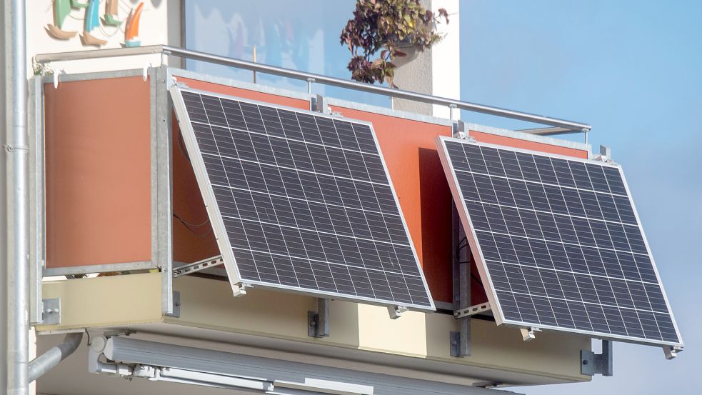 Die Bundesregierung will den Anschluss einer Mini-Solaranlage deutlich erleichtern. Foto: dpa/Stefan Sauer