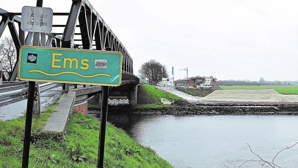 Die neue Brücke wird weiter südlich als die alte über die Ems führen (links). Die 1949 errichtete Emsbrücke (rechts) ist aktuell noch befahrbar. Ihre offizielle „Lebensdauer“ wurde 2012 auf 2026 festgelegt. Foto: Kothe