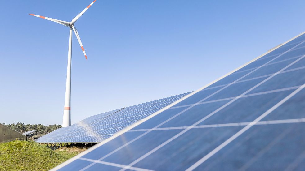 In manchen Gegenden, wie hier im Bioenergiepark in Saerbeck, wird bereits auf Photovoltaik und Windkraft gesetzt. Doch gesehen auf ganz Deutschland fehlt es noch erheblich an Systemen für erneuerbare Energie. Foto: imago images/epd