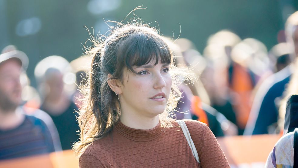 Carla Hinrichs, Sprecherin der „Letzten Generation“, veröffentlichte nach der Razzia bei den Klimaaktivisten ein emotionales Video. Foto: dpa/Christoph Soeder