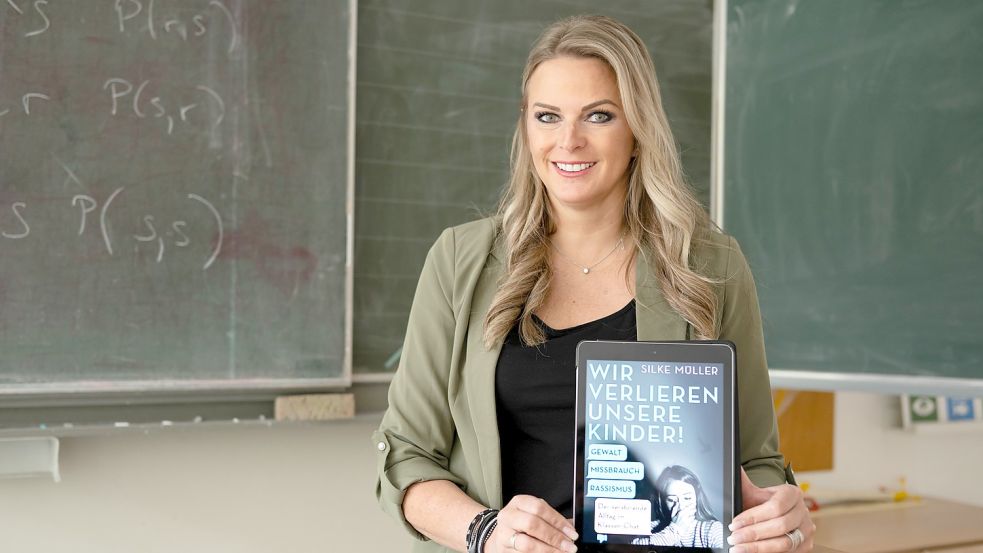 Silke Müller, Leiterin der Waldschule Hatten im Landkreis Oldenburg und Autorin, steht im Klassenzimmer. Mit ihrem Sachbuch „Wir verlieren unsere Kinder“ will die Pädagogin nach eigenen Angaben Eltern, Lehrer und die Politik wachrütteln. Foto: Sina Schuldt/dpa