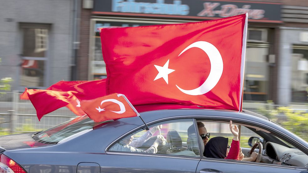 Im Duisburger Norden feiern Erdogan-Anhänger seinen Wahlsieg. Foto: dpa/Christoph Reichwein