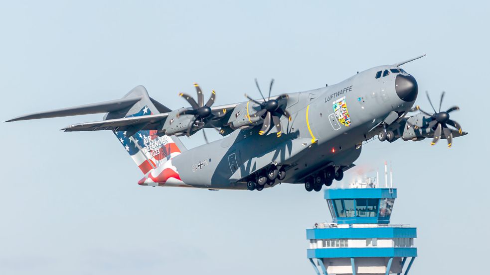 Der Airbus A400M mit einer Sonderfolierung für den Air Defender 2023. Foto: Francis Hildemann/dpa