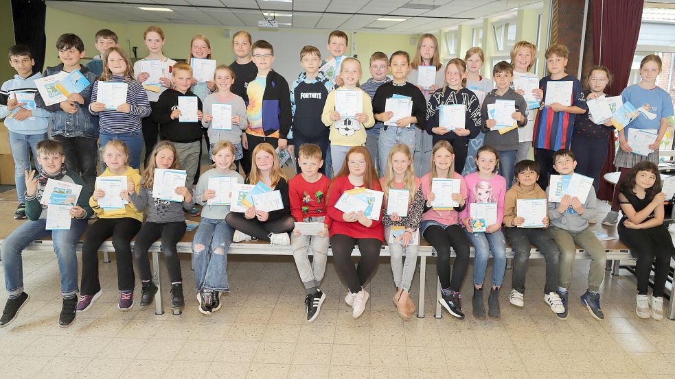 Stolz präsentieren die Mädchen und Jungen der Barßeler Marienschule, die am Mathe-Wettbewerb Känguru teilgenommen haben, ihre Urkunden und Preise. Foto: Passmann