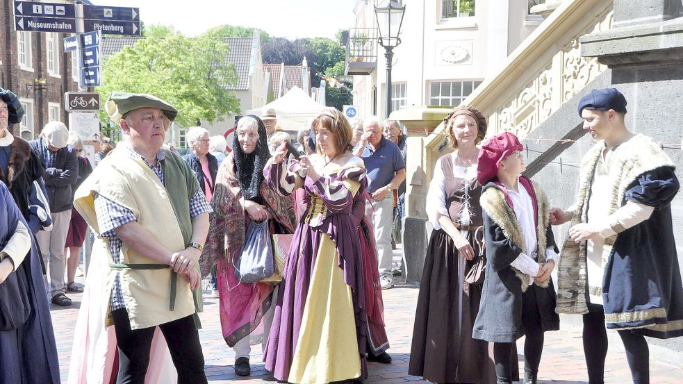 Allerlei historische Gewänder waren am Samstag in der Leeraner Altstadt zu sehen. Foto: Wolters