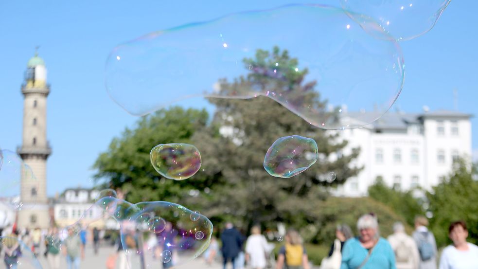 Das Ostseebad Warnemünde lockt bei sommerlichen Temperaturen viele Touristen an. Foto: imago-images/BildFunkMV