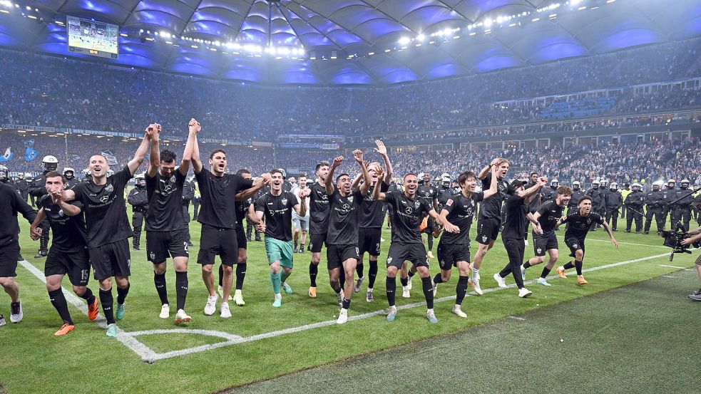 Auswärtsjubel: Die Spieler des VfB Stuttgart feiern vor ihren Fans den Klassenerhalt in der Fußball-Bundesliga durch zwei Siege in der Relegation gegen den Hamburger SV. Foto: imago/Matthias Koch