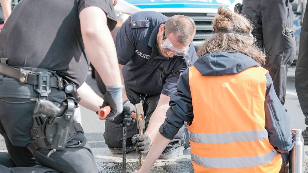 Klima-Protest, wie er Deutschland in den vergangenen Monaten prägt: Aktivisten der „Letzten Generation“ kleben sich auf der Straße fest. Sind Klimaaktivisten radikal? Timon Dzienus von der Grünen Jugend hat eine klare Meinung dazu. Foto: Imago Images/aal.photo