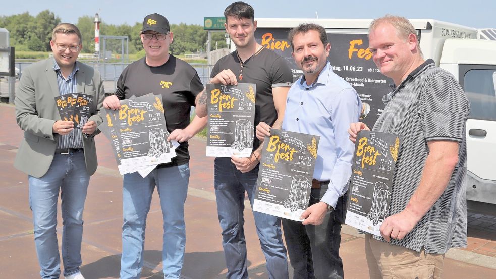 Freuen sich auf das zweite Barßeler Bierfest (von links): Barßels Bürgermeister Nils Anhuth sowie die Barßeler Gastronomen Jan Lange, Stefanos Tsurlianis, Arben Haxhijaj und Oswald Eilers. Foto: Passmann