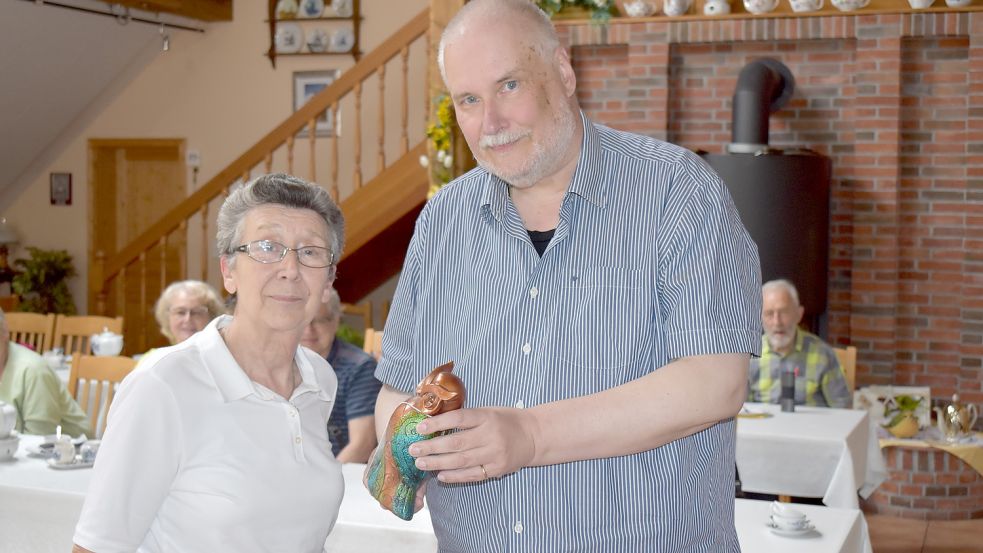 Quizmaster Detlef M. Plaisier überreicht der Gewinnerin Alice Weerts die Eule als Preis. Foto: Zein