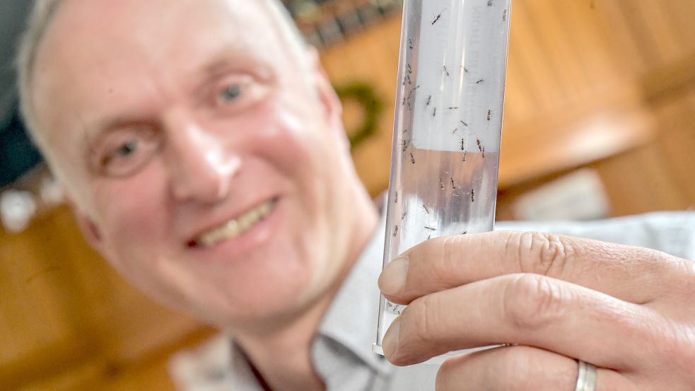 Thomas Hansen, Vertriebsleiter bei APC, brachte 700 Schlupfwespen mit in die Kirche. Foto: Ortgies