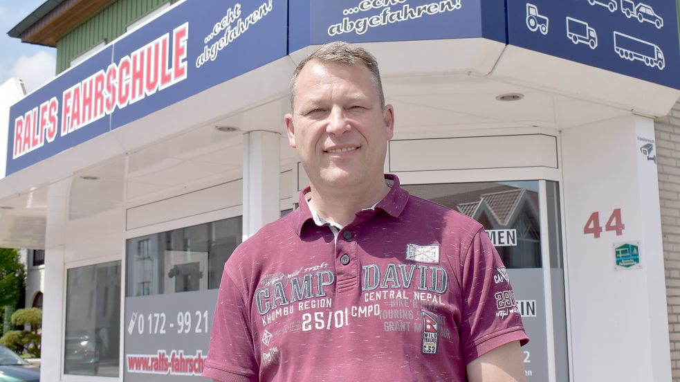 Ralf Ortmann steht vor dem Gebäude an der Hauptstraße in Ostrhauderfehn, wo er jetzt seine Fahrschule betreibt - und früher jahrzehntelang die Fleischerei Mescher war. Foto: Zein