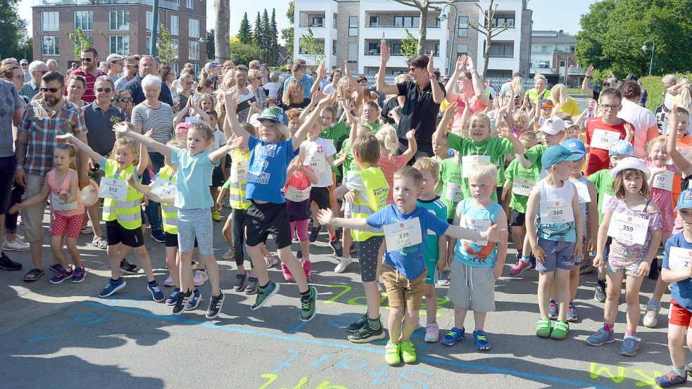 Die Kinder machten den Großteil des Teilnehmerfelds aus. Die Stimmung vor den Starts war bestens. Fotos: Weers