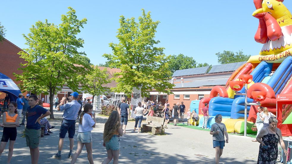 Auf dem Gelände der Grundschule Flachsmeer war viel los. Vor allem die jüngsten Besucher durften sich auf dem Jugendtag so richtig austoben. Fotos: Weers