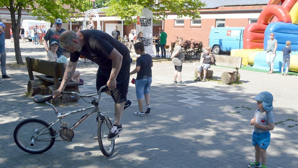 „Was macht den der Onkel da mit dem Fahrrad für Kunststücke?“, scheint sich dieser kleine Junge zu denken.