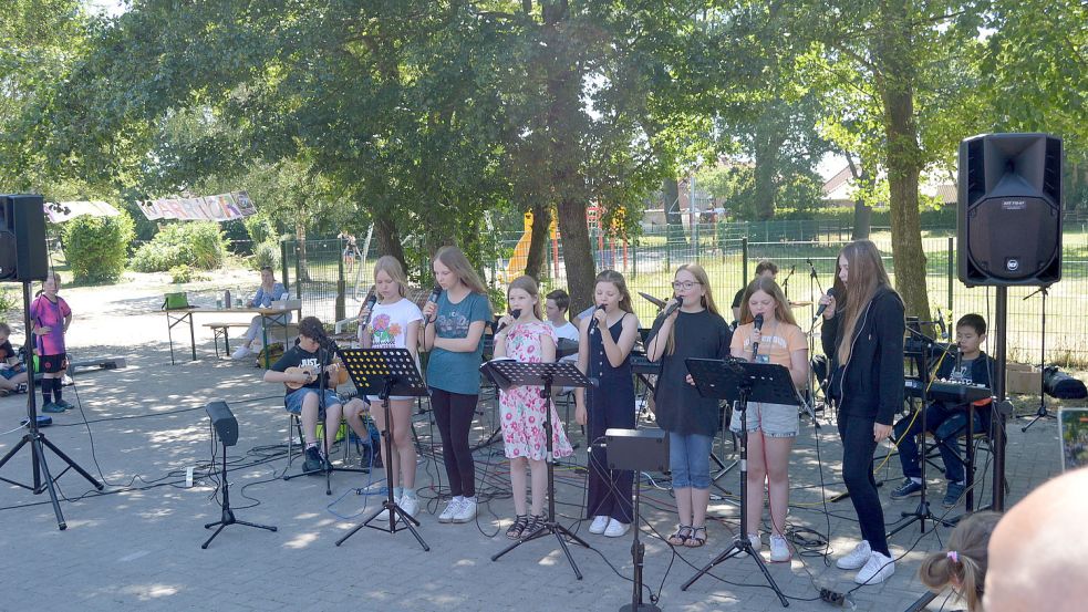 Die Schulband des Schulzentrums Collhusen hatte ihren ersten öffentlichen Auftritt. Die Leitung der Schulband hatte Ines Lukaßen. Foto: Weers