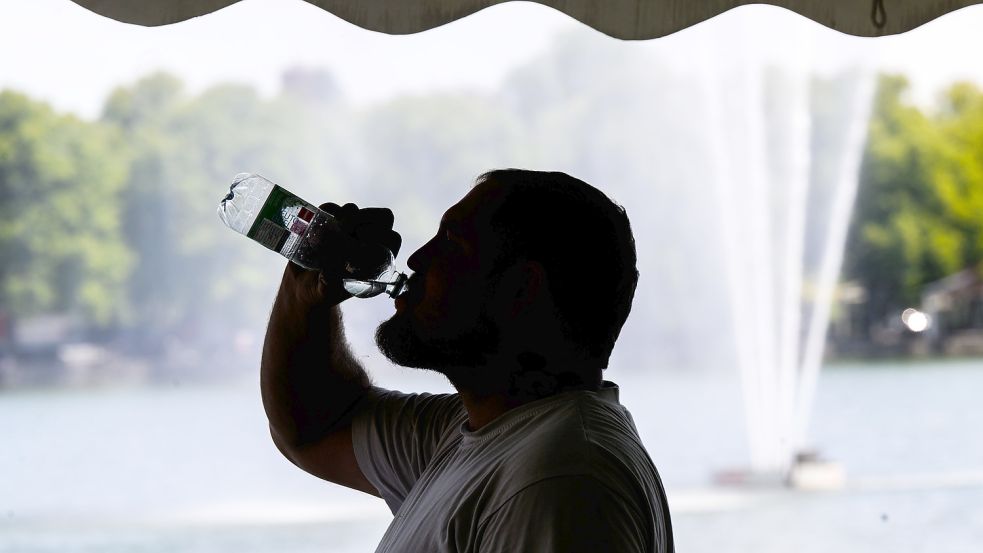 Hitze in Deutschland: Auch in den kommenden Tagen bleibt es sehr warm Foto: dpa/Julian Stratenschulte