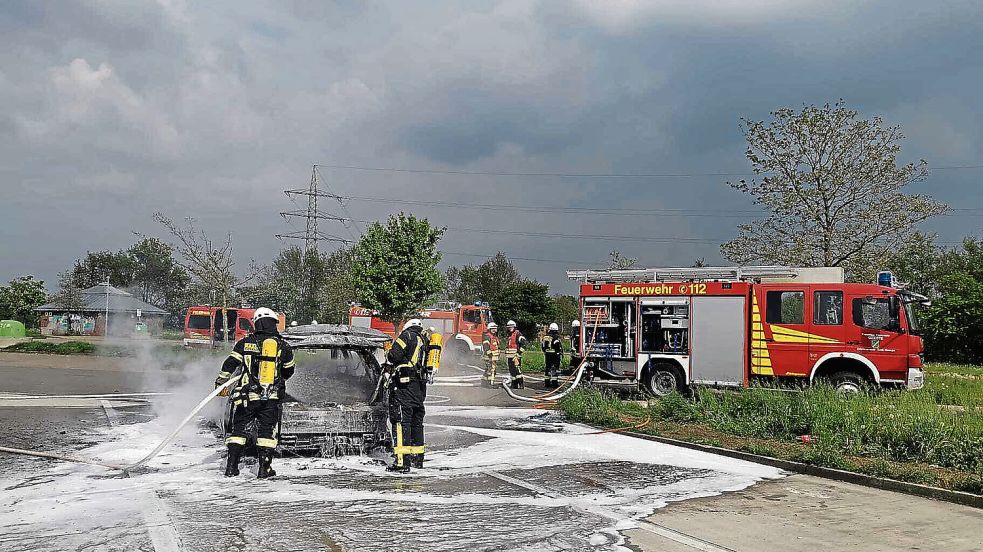 Anfang Mai ist ein BMW auf dem Rastplatz Heseper Moor an der A31 komplett ausgebrannt. Foto: Schlösser