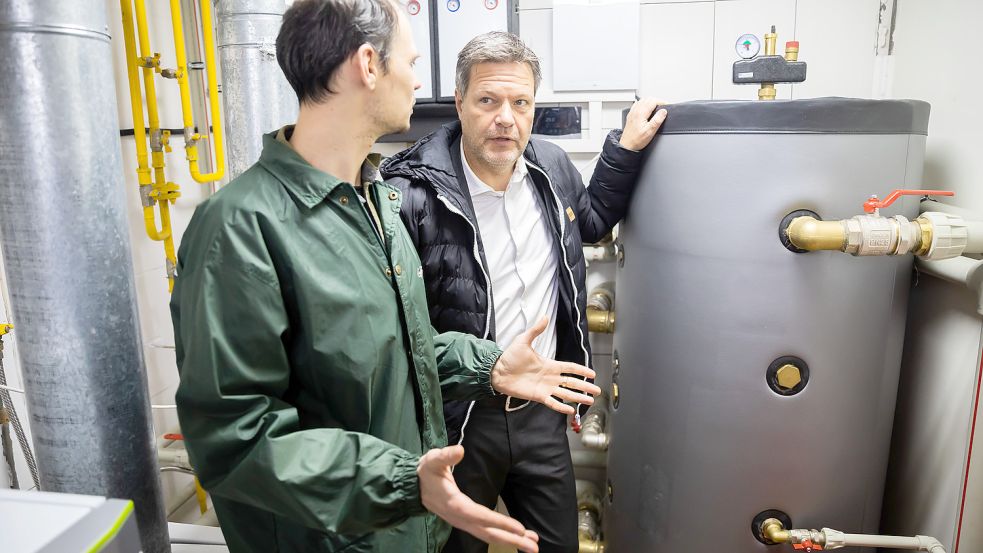 Wirtschaftsminister Robert Habeck (rechts, Grüne) musste lange um das Heizungsgesetz kämpfen - und am Ende einige Kompromisse hinnehmen. Foto: dpa/Christoph Soeder