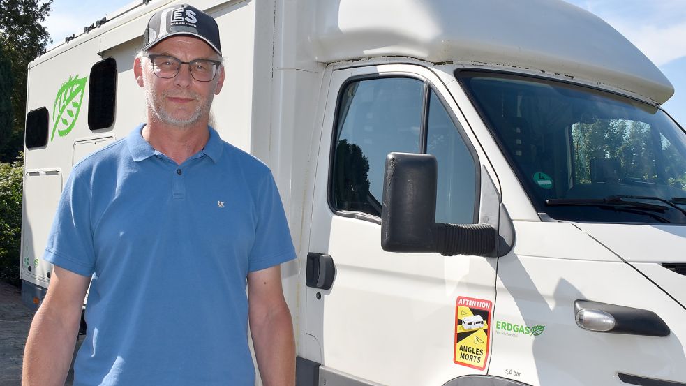 Bernd Brörmann steht von seinem klimaneutralem Wohnmobil. Foto: Zein