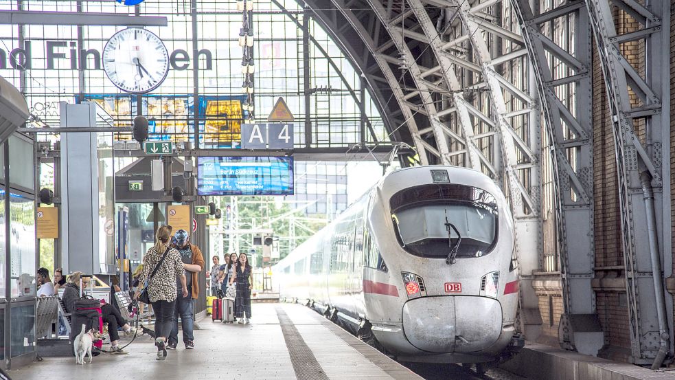 Wer mit dem ICE von Hamburg nach Berlin reisen möchte, muss sich in den kommenden zwei Jahren auf Einschränkungen gefasst machen. Foto: imago images/Imaginechina-Tuchong