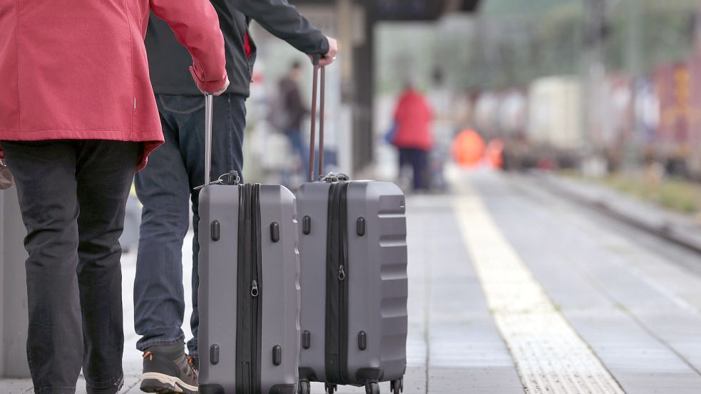 Die Leitlinien am Bahnhof sollten für Blinde und Sehbehinderte freigehalten werden. Foto: Hildenbrand/DPA