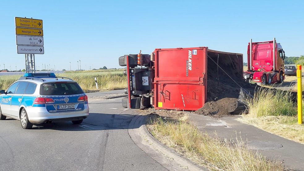 Der in Freren verunglückte Sattelzug war mit mehr als zehn Tonnen getrocknetem Klärschlamm beladen. Foto: Lindwehr