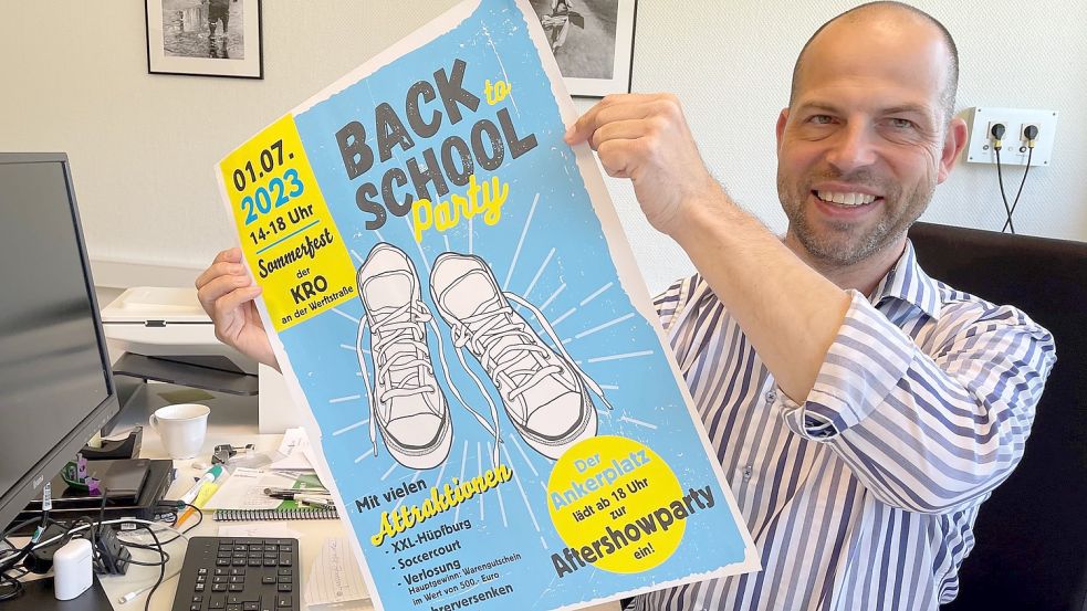 Holger Klempin zeigt eines der Plakate, die in der Gemeinde für das große Schulfest werben. Foto: Janßen