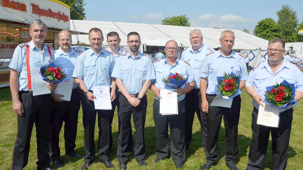 Aus den Reihen der Feuerwehren aus den Gemeinden Rhauderfehn, Ostrhauderfehn und Westoverledingen wurden einige Kameraden geehrt und befördert (von links): Meinhard Lohmeyer, Jürgen Neumann, Sunke Plümer, Alexander Wittmann, Timo Fecht, Günther Strohschnieder, Oskar Gerdes, Johannes Tebben, Günter Haase. Foto: Weers