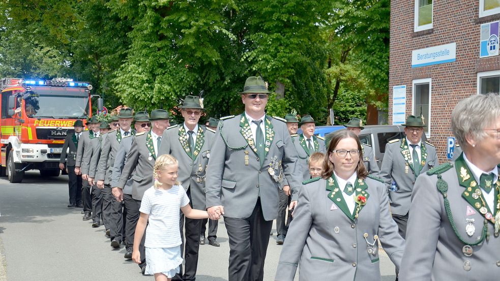 Am Sonntag zogen die Schützen durch Remels. Foto: Lehmann