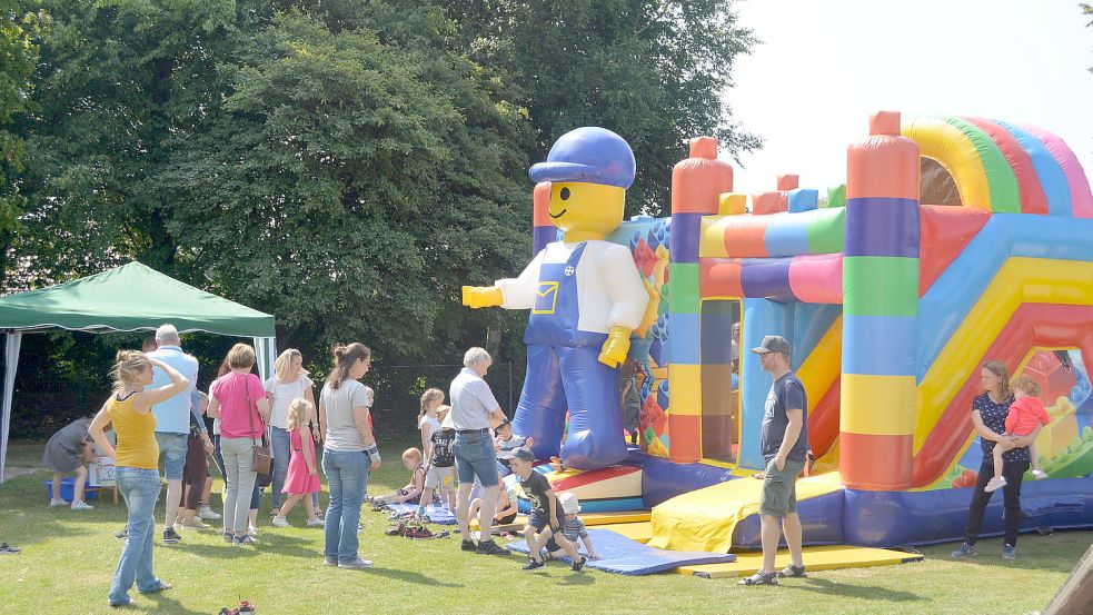 Die Hüpfburg war beliebt bei den Kindern. Fotos: Weers