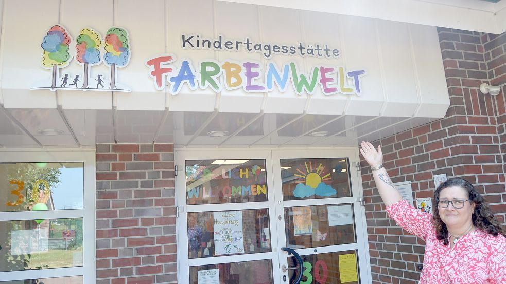 Stolz präsentiert Marianka Janßen, Leiterin der Kindertagesstätte „Farbenwelt“ in Ostrhauderfehn das neue Logo, welches von ihrer Kollegin Sara van Allen entworfen worden war. Foto: Weers