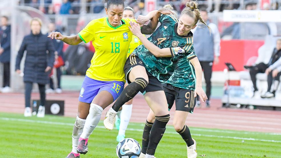 Für die Abwehrspielerin Sophia Kleinherne (rechts) zählt bei der WM vielmehr das Equal Play anstelle des Equal Pay. Foto: imago/Lobeca