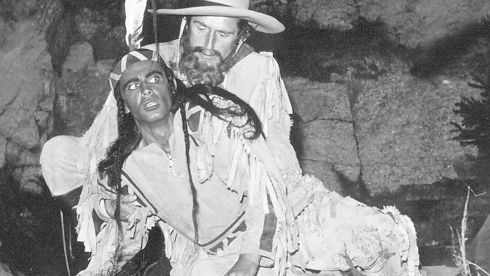 Blutsbrüder der ersten Kalkberg-Stunde: Hans-Jürgen Stumpf (Winnetou) und Hans-Joachim Kilburger (Old Shatterhand) 1952. Foto: Archiv Karl-May-Spiele