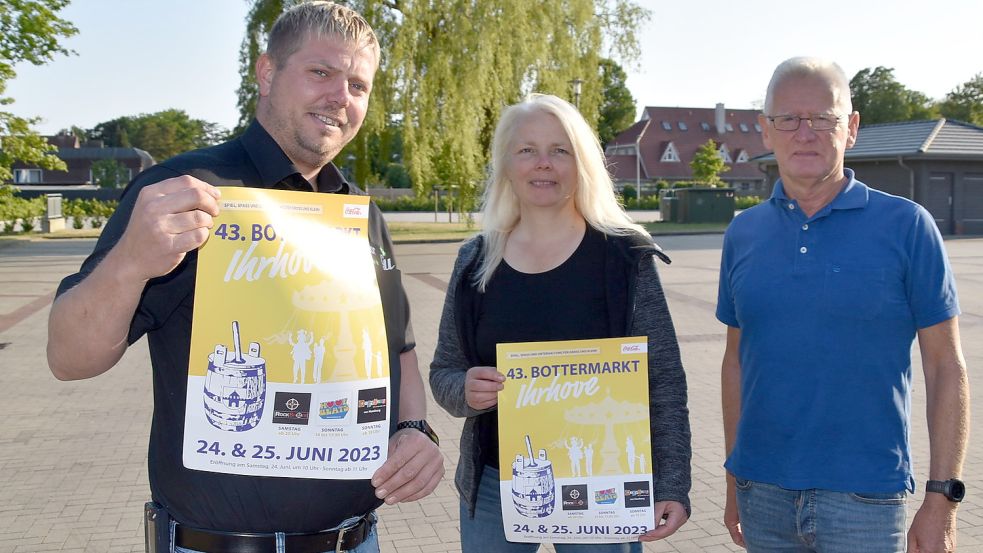 Holger Schütte (von links), Silke Kuhlemann und Beene Oldigs stellten am Donnerstagabend das Programm für den Ihrhover Bottermarkt vor. Noch ist der Parkplatz leer. Das wird sich ändern, am 24. und 25. Juni werden dort Kinderkarussells, Stände von Vereinen und Verbänden und Marktbuden stehen. Foto: Ammermann