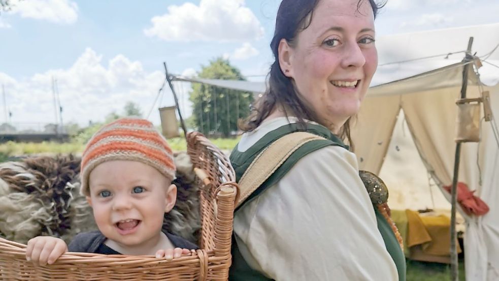 Kleine Kinder werden in Bastkörben getragen. Foto: Veranstalter