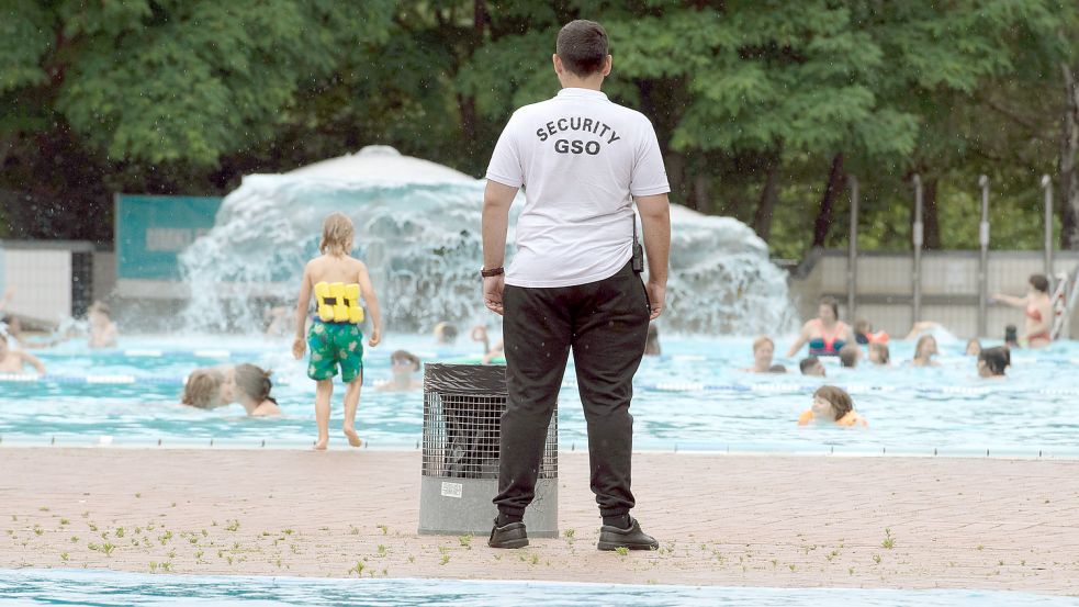 In manchem Berliner Freibad passen nicht nur Bademeister, sondern auch Sicherheitsdienst-Mitarbeiter auf. Foto: Zinken/dpa